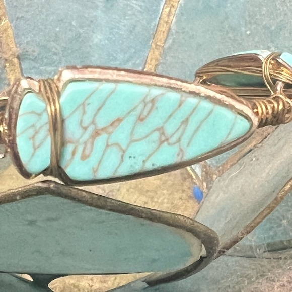 Vintage arrow head bracelet. Brass and turquoise costume bracelet - Picture 5 of 15